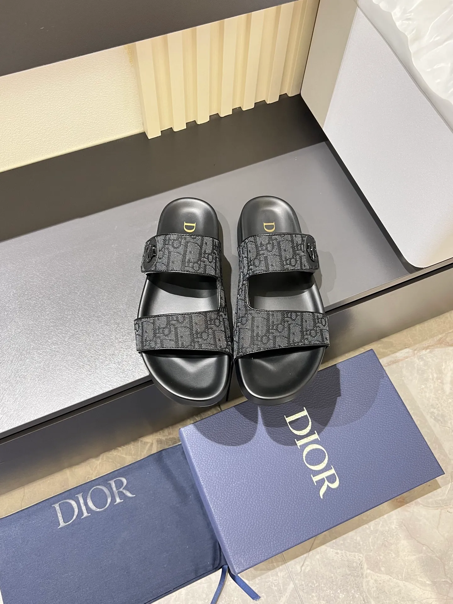 Men's men's shoes 💰p300 Size 38-45 Dior Dior's latest H-Town series Oblique thick sole slippers sandals Original purchase development and production This Dior H-Town sandals pay tribute to the classic logo of sports style and highlight Dior's high-end spirit. Crafted from black rubber with a beige and black Oblique printed upper, it's accentuated with tonal calfskin details. The rubber sole incorporates a variety of elements and is embellished with the Dior logo for a refined, futuristic look. Can be worn with shorts or jeans. Comes with exquisite packaging at the counter 🛍📦 ▪️ Fabric: Original customized imported Oblique embroidery ▪️ Lining: Imported soft sheepskin ▪️ Sole: Original molded ultra-light foam material ▪️ Bottom thickness: 4CM